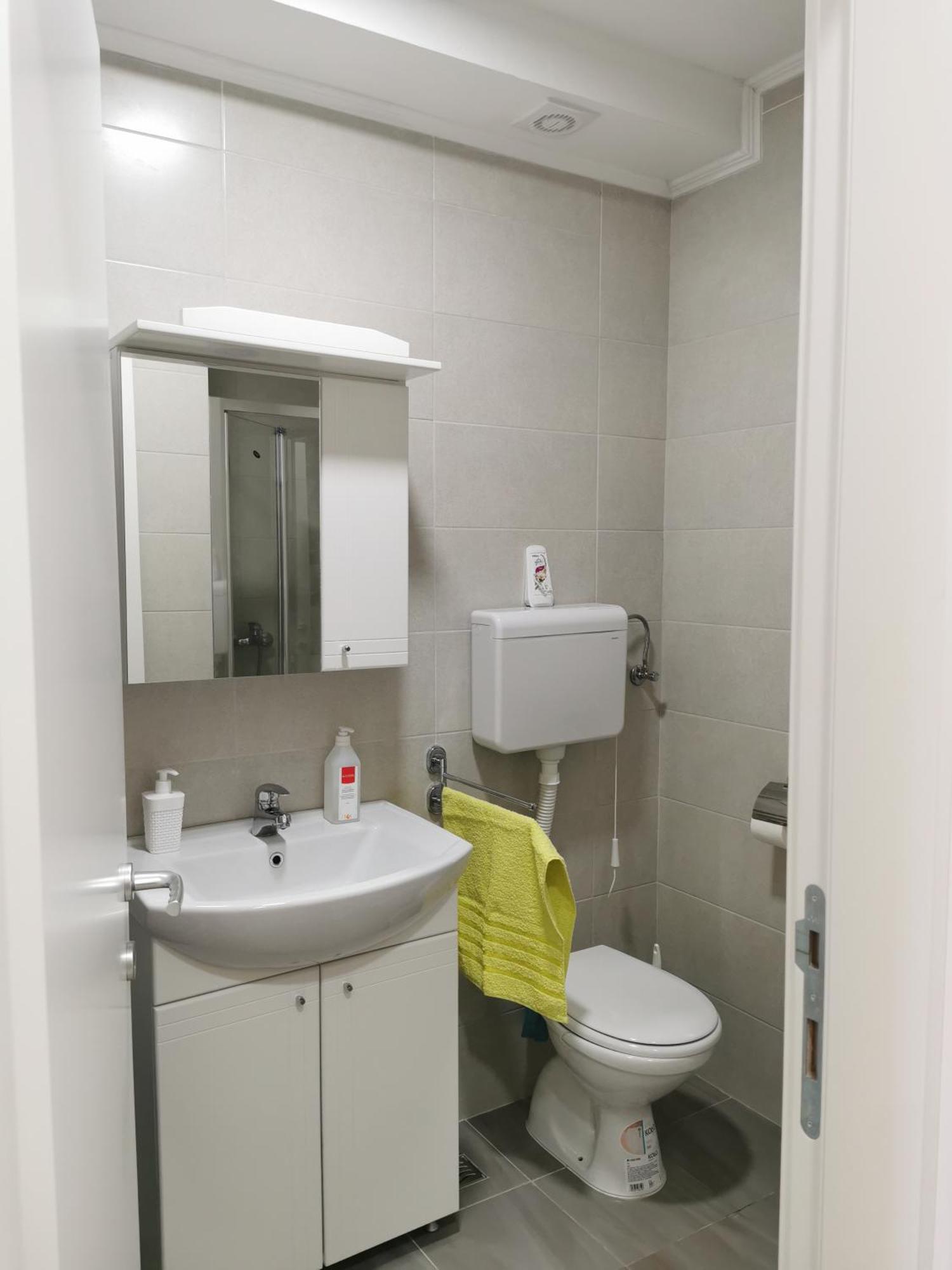 Lada Apartman *
